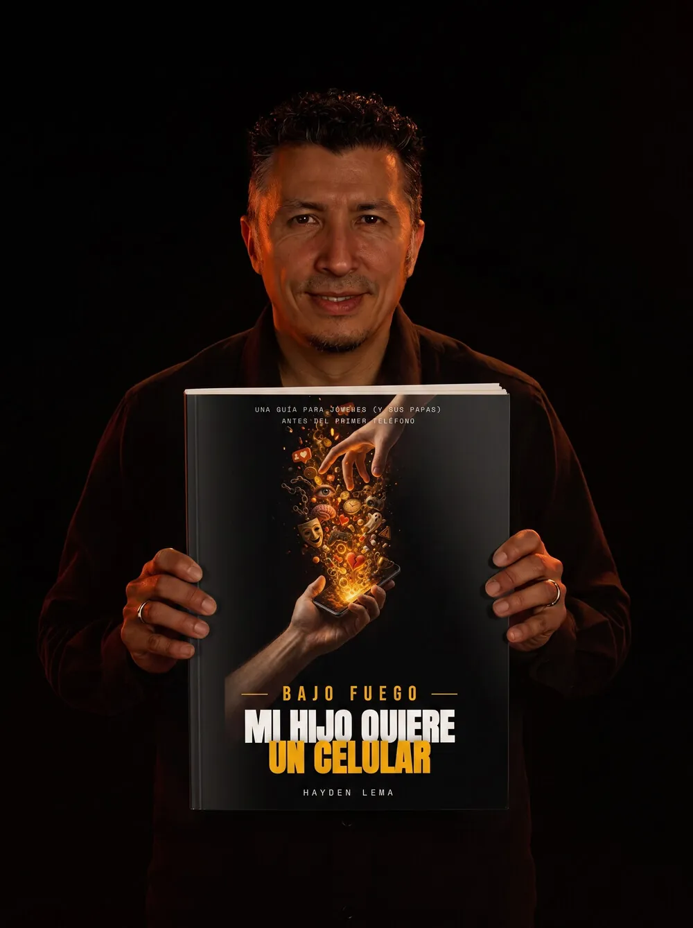 Hayden Lema con el libro